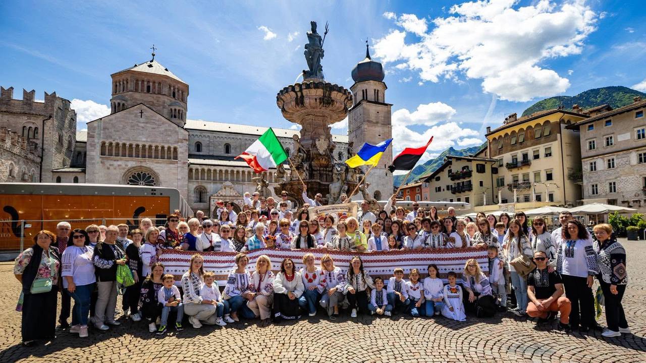 День вишиванки: українці з різних міст Італії влаштували флешмоб